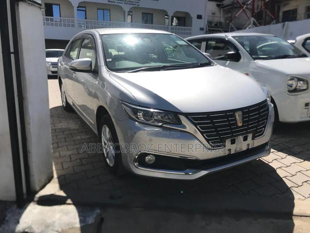 Toyota Premio 2018 Silver
