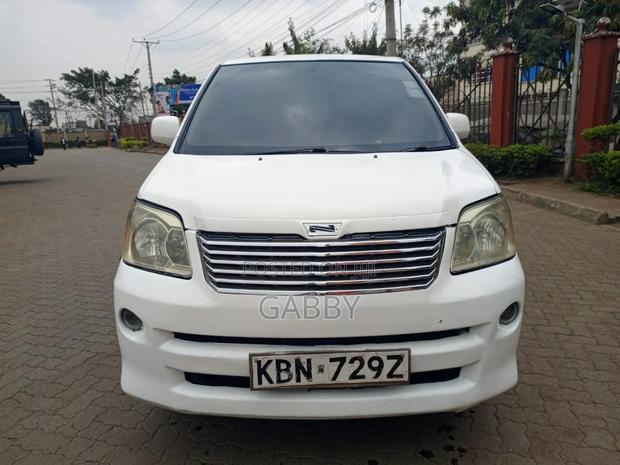 Toyota Noah 2004 White