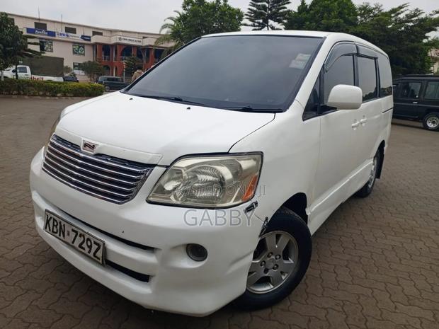 Toyota Noah 2004 White