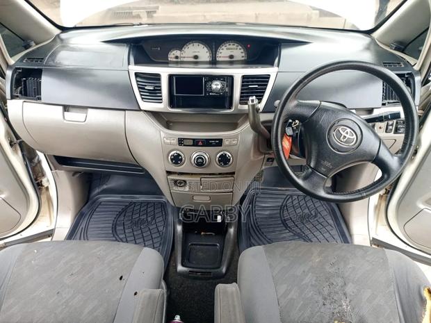 Toyota Noah 2004 White