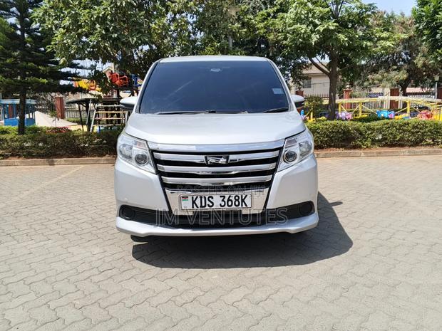 Toyota Noah 2017 Silver
