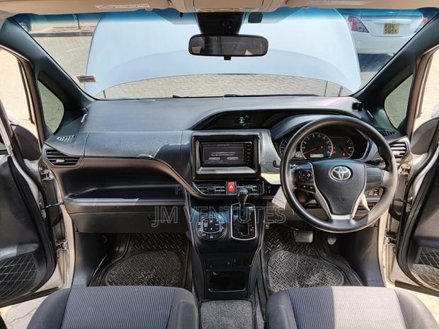 Toyota Noah 2017 Silver