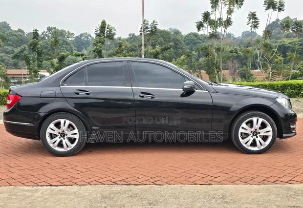Mercedes-Benz C200 2010 Black