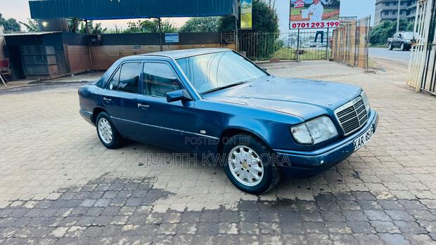 Mercedes-Benz E200 1995 Blue