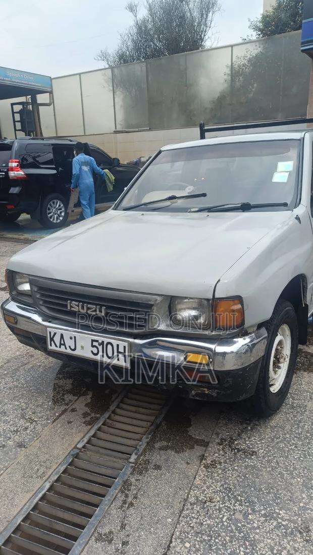 Isuzu Tougher 2002 Gray