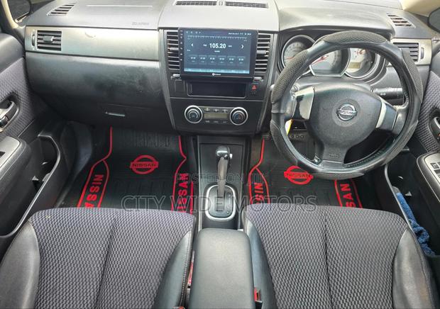 Nissan Tiida 2011 Silver