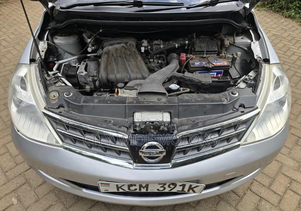 Nissan Tiida 2011 Silver