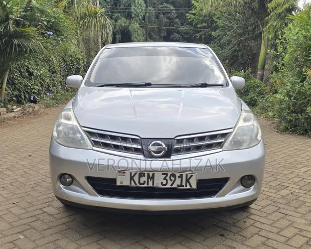 Nissan Tiida 2011 Silver