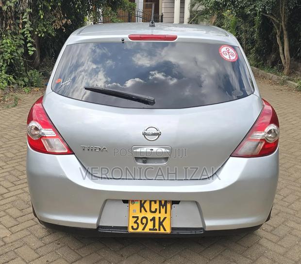 Nissan Tiida 2011 Silver