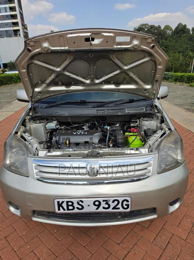 Toyota Raum 2005