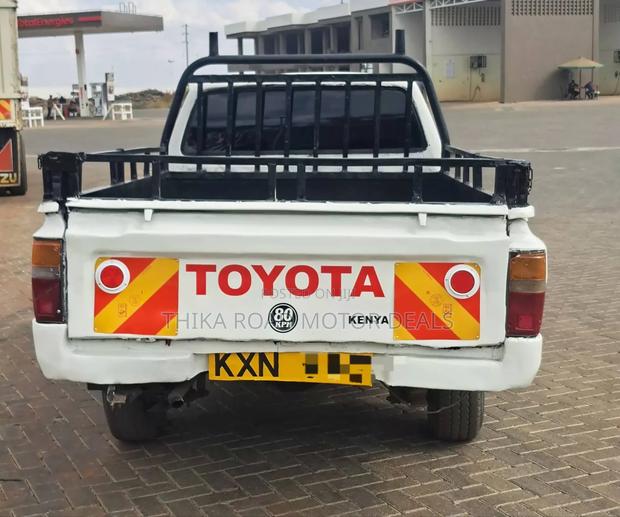 Toyota Hilux 1991 White