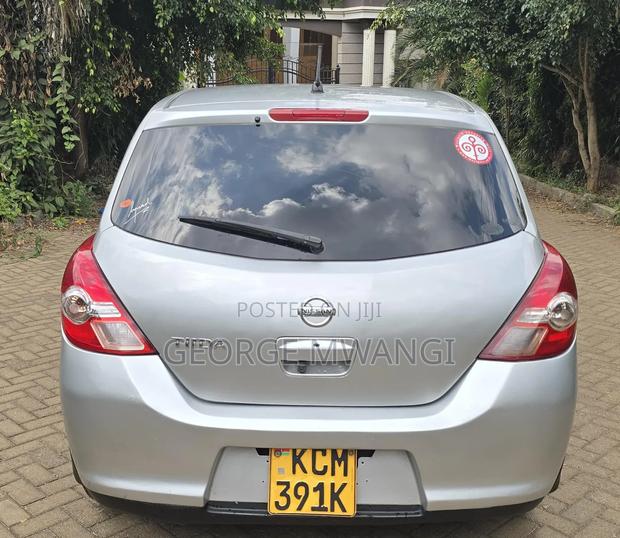 Nissan Tiida 2010 Silver