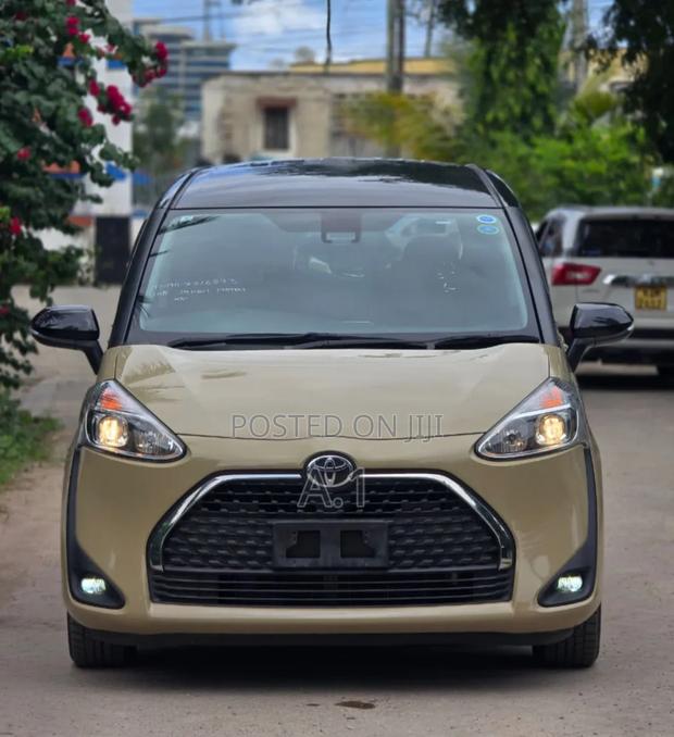 Toyota Sienta 2019 Beige