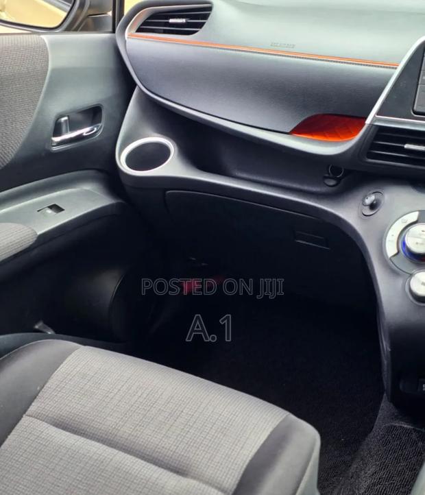 Toyota Sienta 2019 Beige