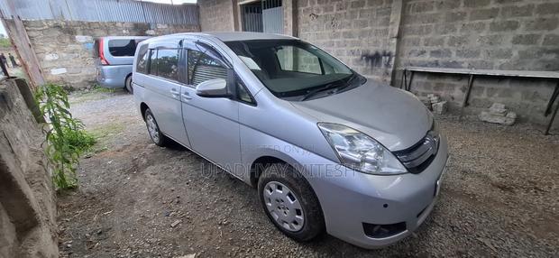Toyota ISIS 2015 Silver