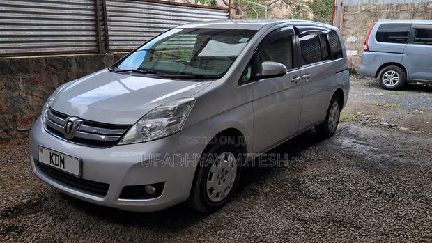 Toyota ISIS 2015 Silver