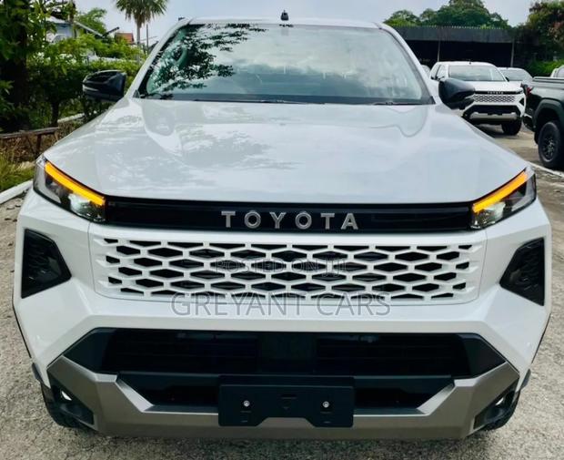 New Toyota Hilux 2025 White