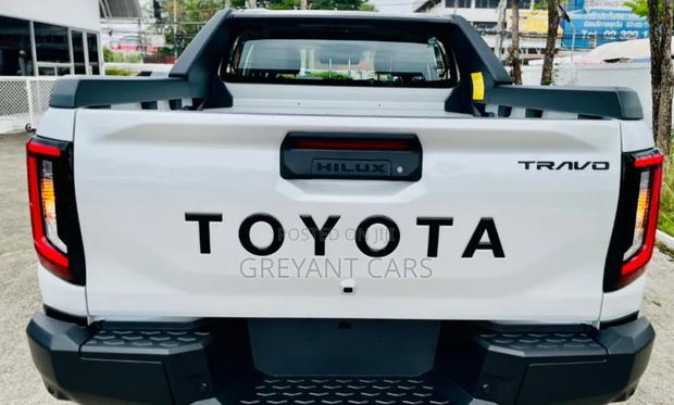 New Toyota Hilux 2025 White