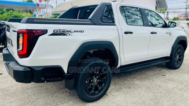 New Toyota Hilux 2025 White
