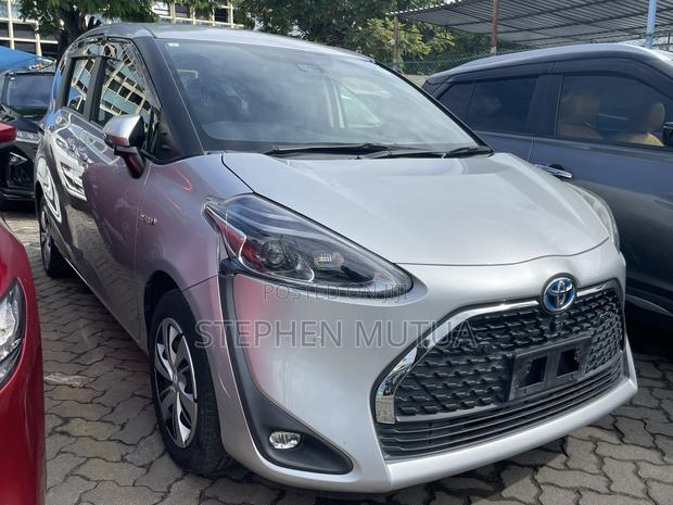 Toyota Sienta 1.5 Hybrid FWD 2019 Silver