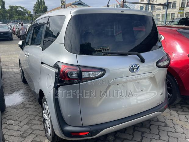 Toyota Sienta 1.5 Hybrid FWD 2019 Silver