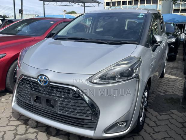 Toyota Sienta 1.5 Hybrid FWD 2019 Silver