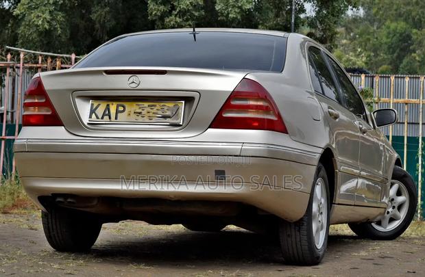 Mercedes-Benz C200 2001 Gold