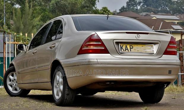 Mercedes-Benz C200 2001 Gold