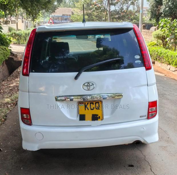 Toyota ISIS 2012 White