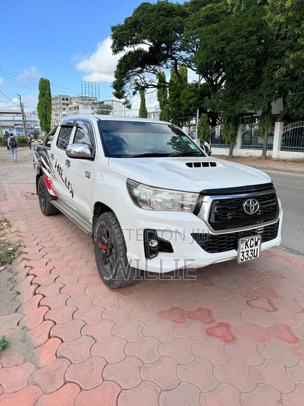 Toyota Hilux 2014 White
