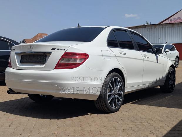 Mercedes-Benz C200 2011 Black
