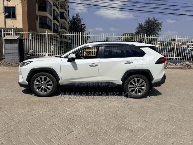 Toyota RAV4 XLE Premium 2021 White