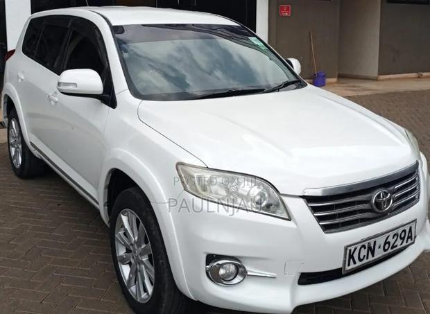 Toyota Vanguard 2010 White