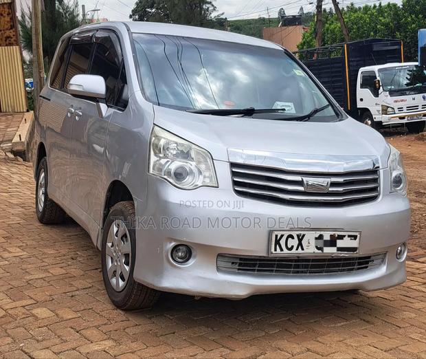 Toyota Noah 2012 Silver