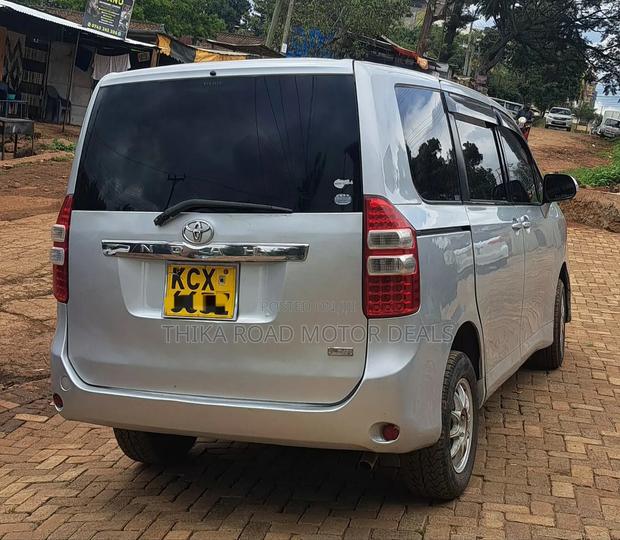 Toyota Noah 2012 Silver