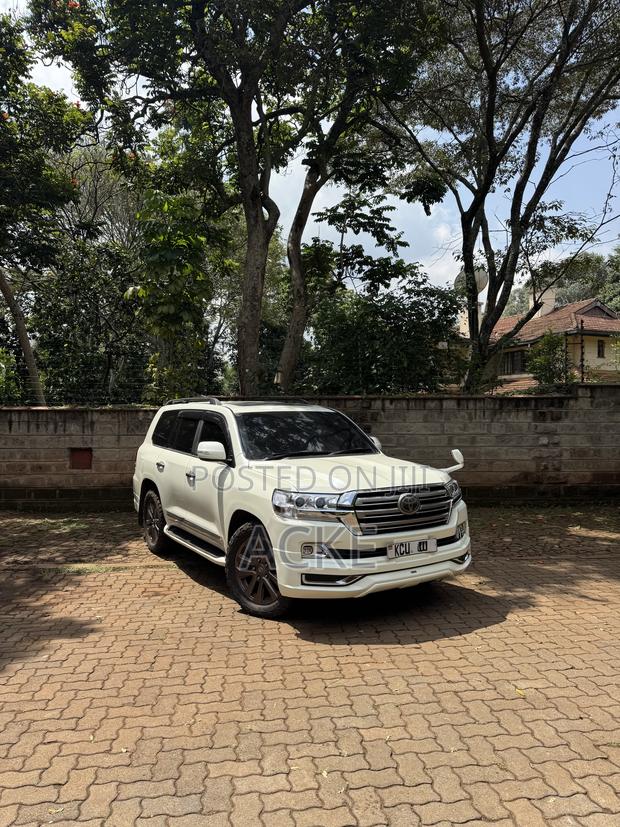 Toyota Land Cruiser 2018 White