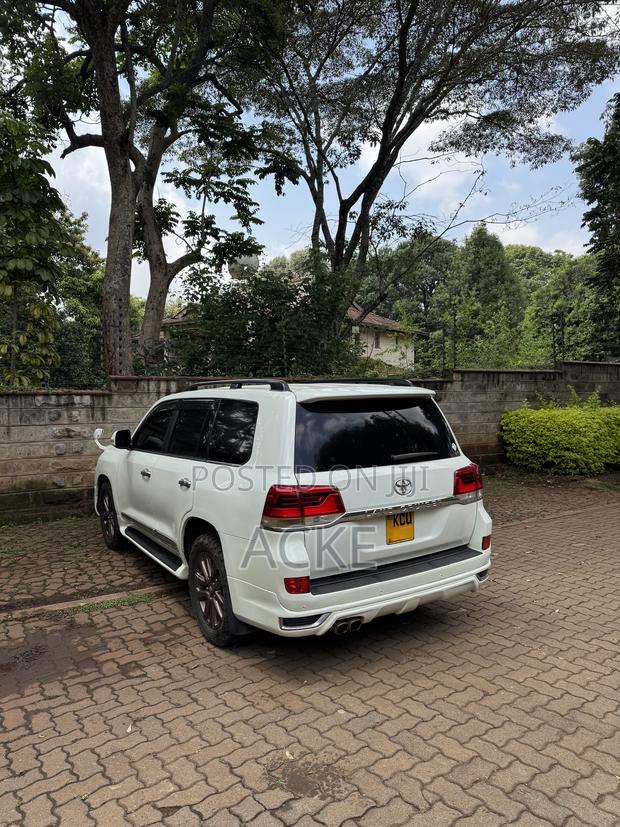 Toyota Land Cruiser 2018 White