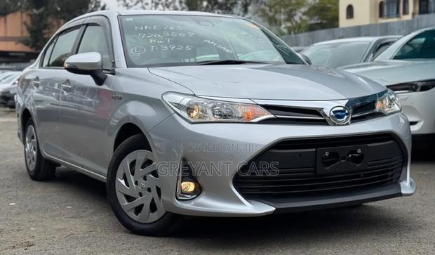Toyota Axio 1.5 Hybrid 2WD 2019 Silver