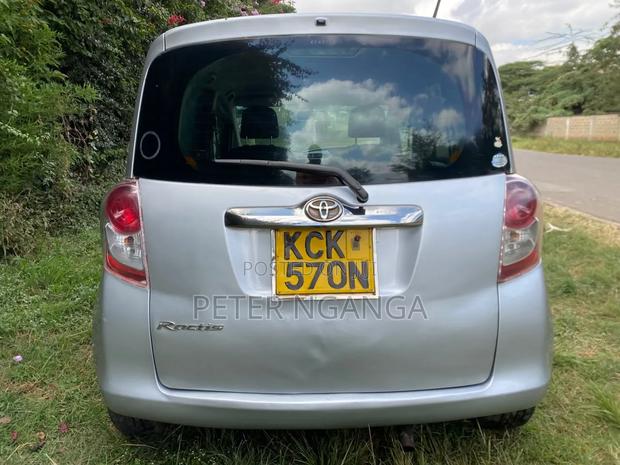 Toyota Ractis 2009 Silver