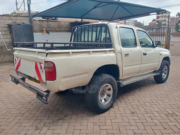 Toyota Hilux 2004 White