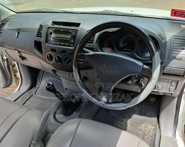 Toyota Hilux 2011 White