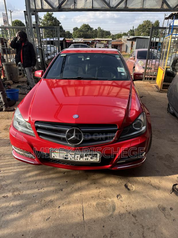 Mercedes-Benz C180 2014 Red