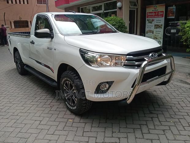 Toyota Hilux 2019 White
