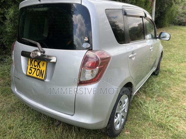 Toyota Ractis 2009 Silver