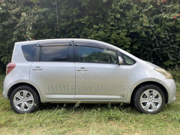 Toyota Ractis 2009 Silver