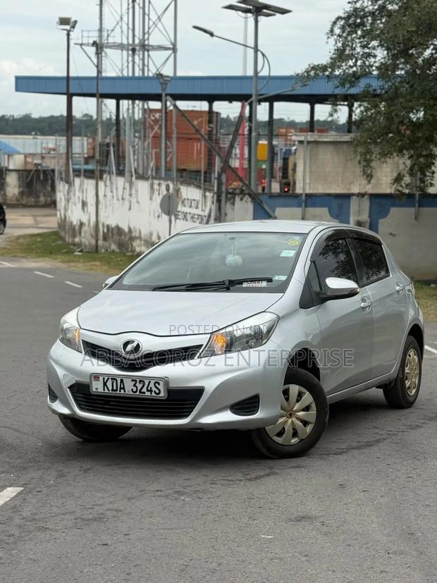 Toyota Vitz 2013 Silver