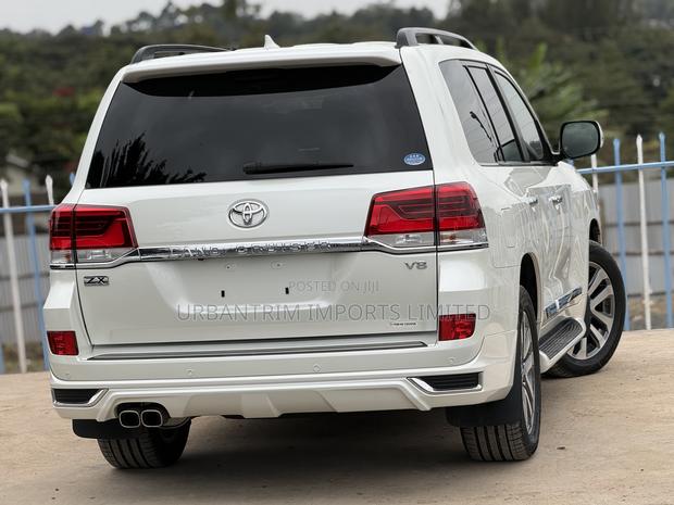 Toyota Land Cruiser 4.6 V8 ZX 2019 White
