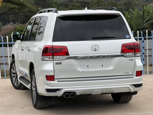 Toyota Land Cruiser 4.6 V8 ZX 2019 White