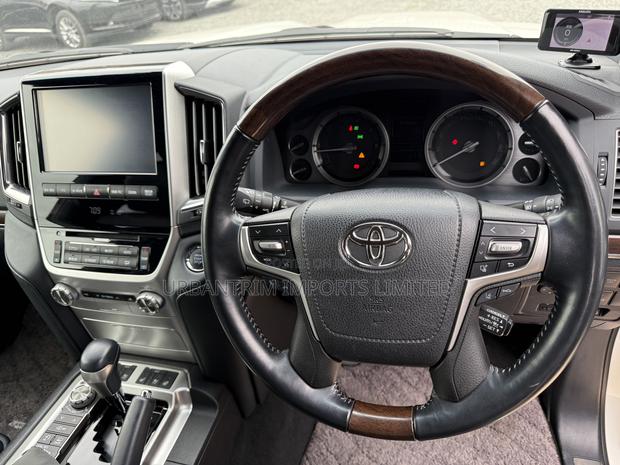 Toyota Land Cruiser 4.6 V8 ZX 2019 White