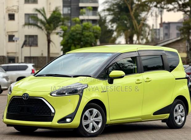 Toyota Sienta 1.5 Hybrid FWD 2018 Green